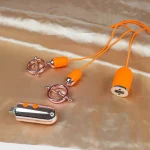 Component view of the HH vibrating clamp set showing the magnetic charging connection and dual-screw tension adjustment mechanism.